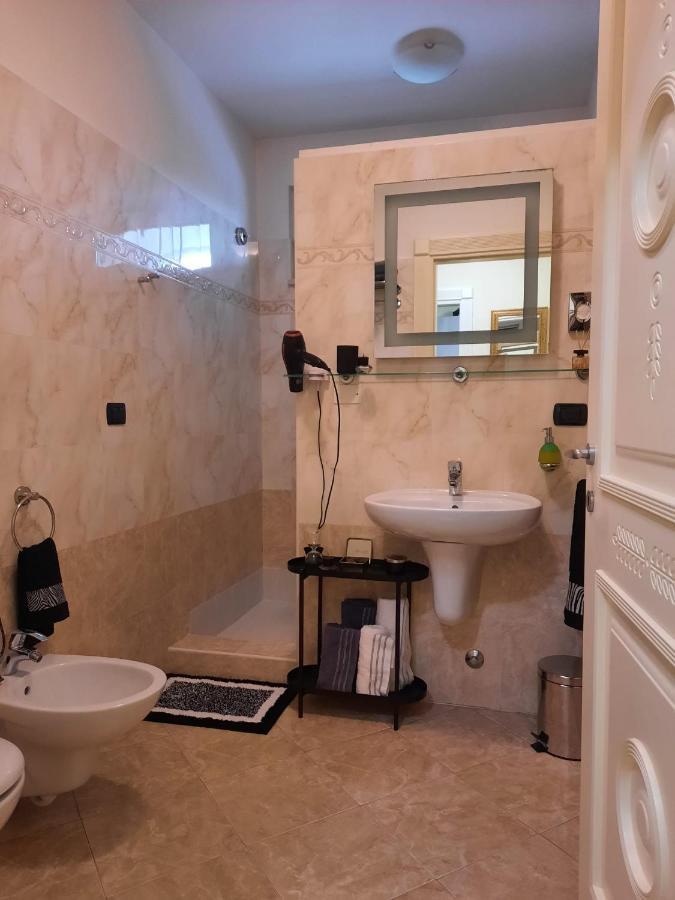Appartamento Elite Du Lac เดเซนซาโนเดลการ์ดา ภายนอก รูปภาพ